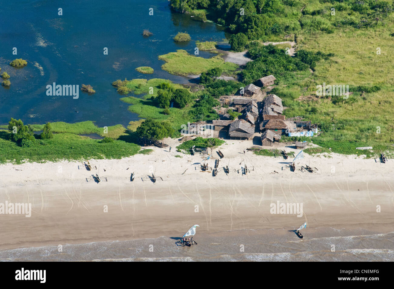 Il villaggio di pescatori in una laguna sulla spiaggia di Pwani regione, vista aerea, Tanzania Foto Stock