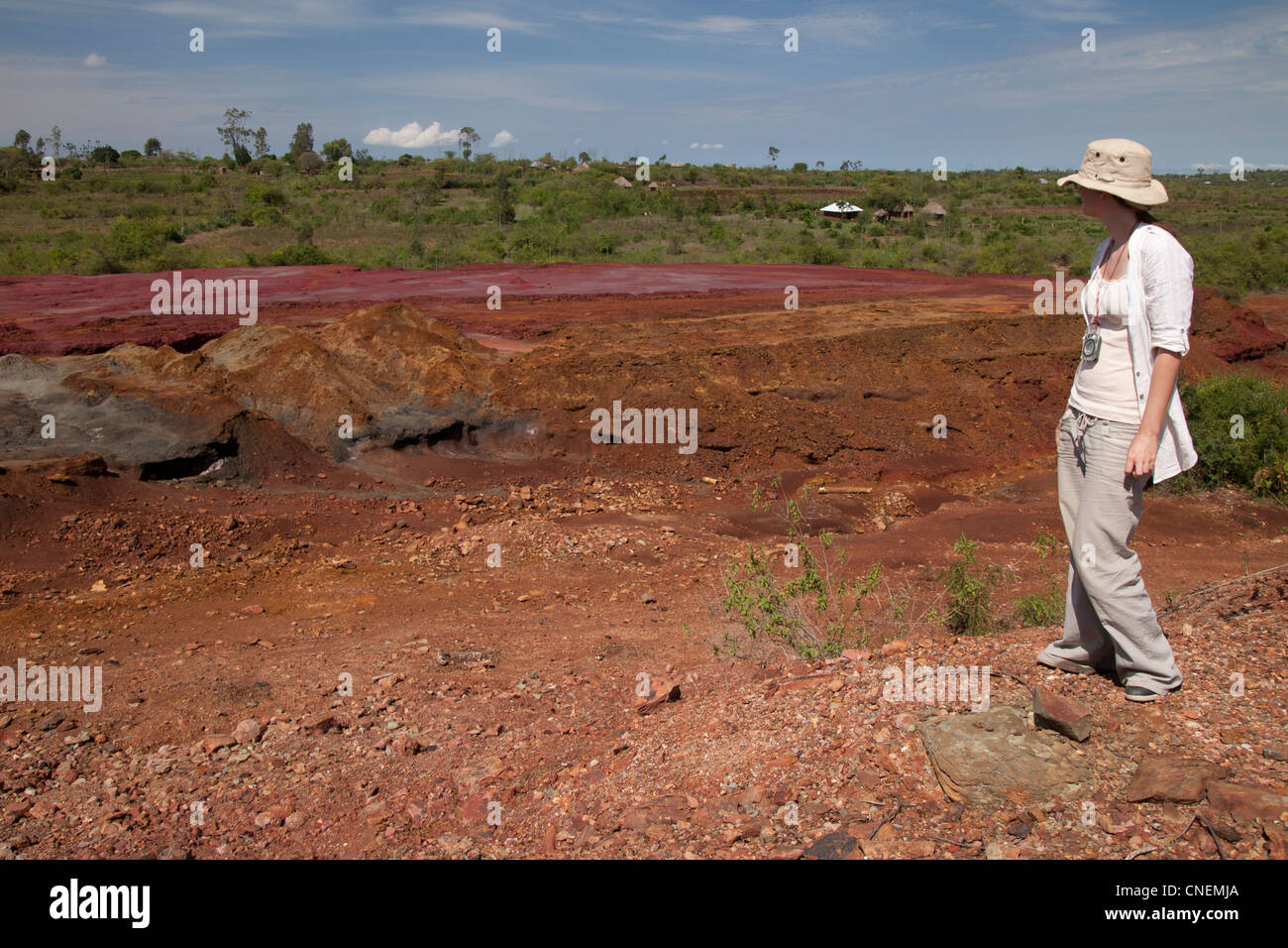 Geologo femmina Macalder topografico diga del recupero. Foto Stock