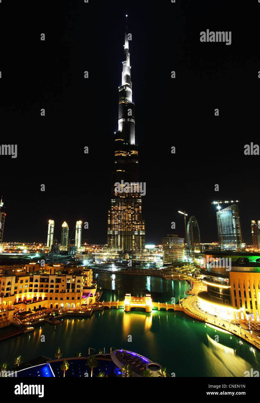 Immagine panoramica del centro cittadino di Dubai di notte Foto Stock