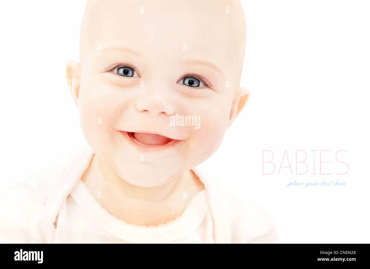 Happy baby ridendo, closeup sul grazioso fanciullo faccia, sano kid ritratto isolato su sfondo bianco, il concetto di felicità Foto Stock