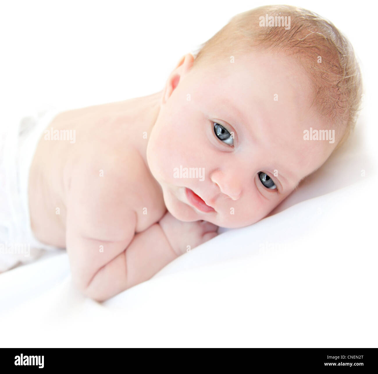 Piccolo bambino caucasico giacenti nel letto isolato su sfondo bianco con copyspace Foto Stock