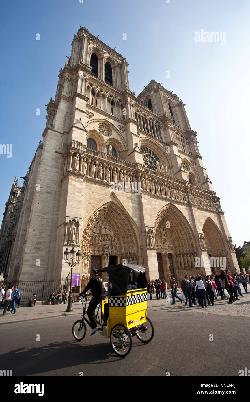 Taxi turistici rickshaw davanti alla Cattedrale di Notre Dame, Paris, Francia Foto Stock