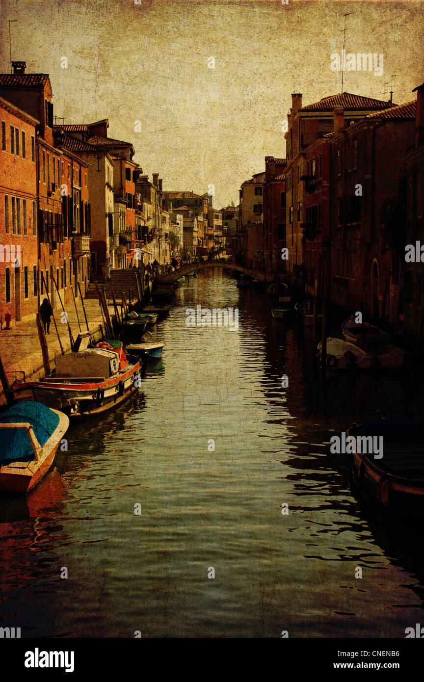 Colorata e romantica vista di uno dei molti canali di Venezia, su una texture retrò con effetti grunge Foto Stock