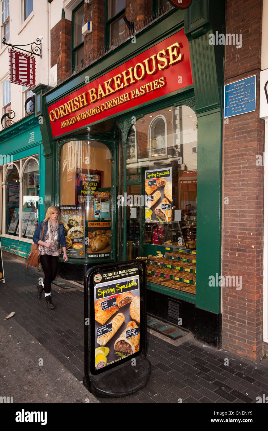 Regno Unito, Inghilterra, Worcestershire, Worcester, Broad Street, Cornish Bakehouse sul sito di Lea e Perrin's shop originale Foto Stock