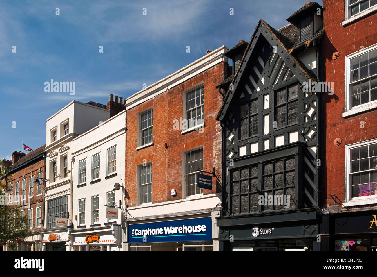 Regno Unito, Inghilterra, Worcestershire, Worcester, High Street, negozi in stile reggenza e proprietà precedenti Foto Stock