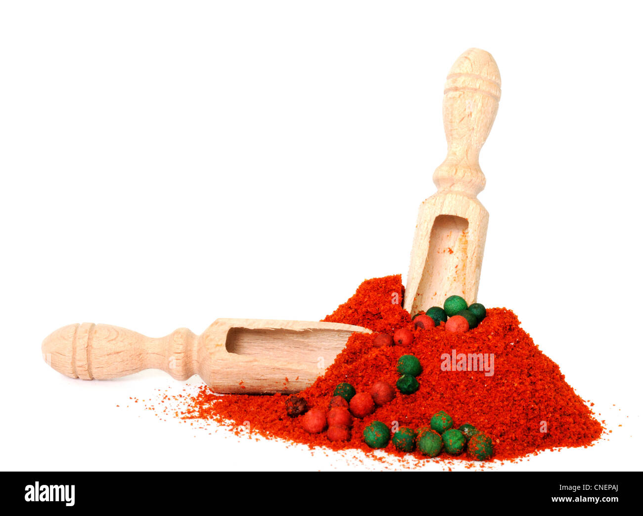 Due palline di legno nel mucchio di polvere con pepe rosso e il pepe verde Foto Stock