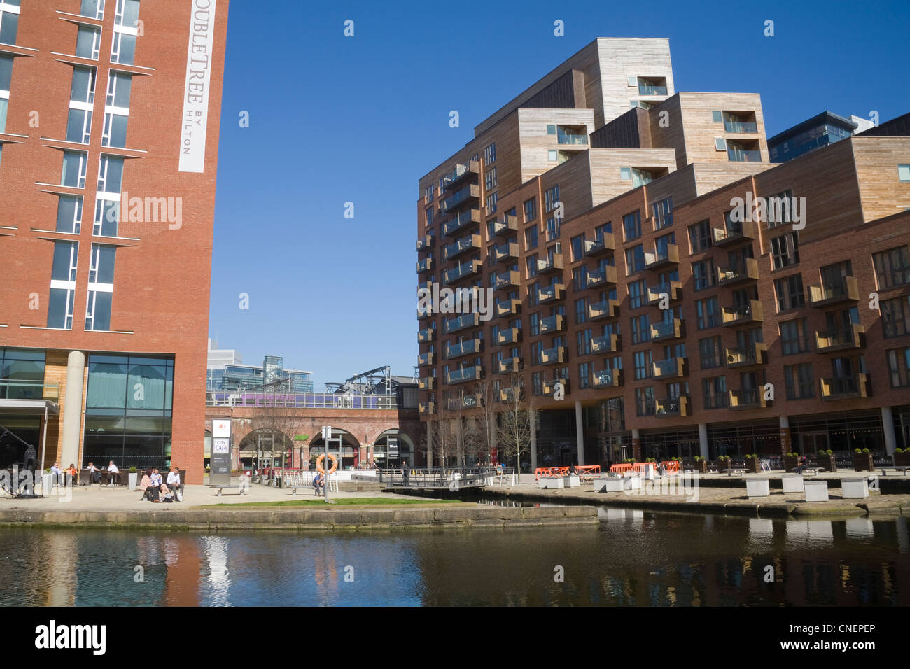 Leeds West Yorkshire Leeds e Liverpool Canal a Granary Wharf in risviluppata waterfront Foto Stock