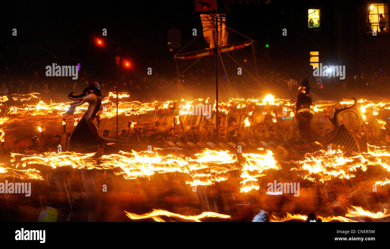 Fino Helly festival di Aa in Lewrwick, Isole Shetland. Fino a duemila uomini prendono parte al Viking Festival di fuoco. Foto Stock