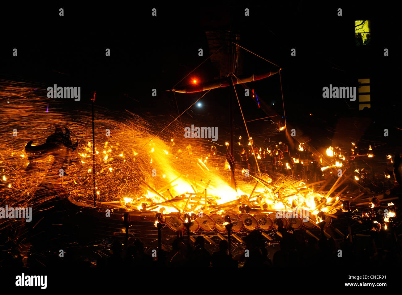 Fino Helly festival di Aa in Lewrwick, Isole Shetland. Fino a duemila uomini prendono parte al Viking Festival di fuoco. Foto Stock