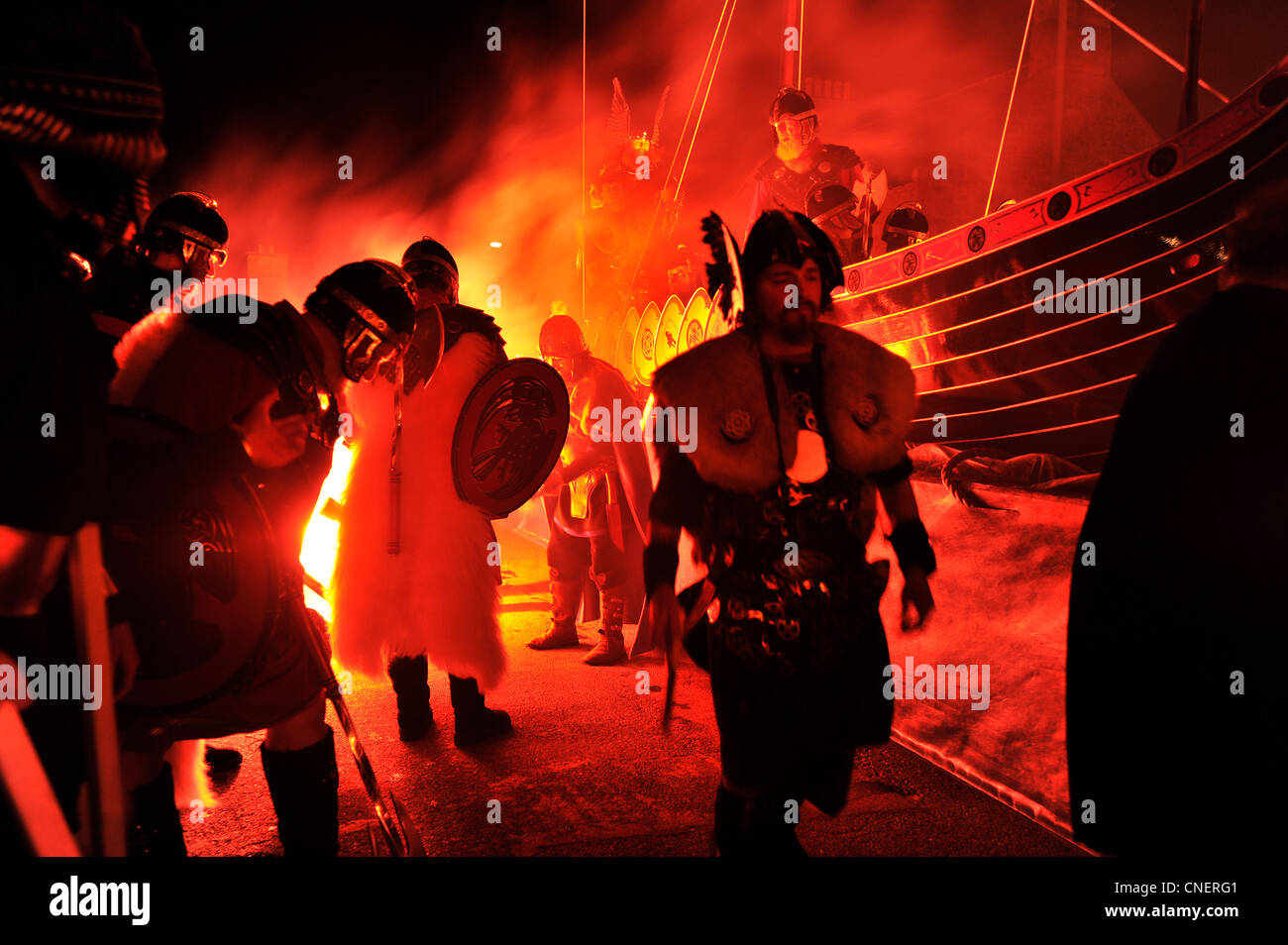 Fino Helly festival di Aa in Lewrwick, Isole Shetland. Fino a duemila uomini prendono parte al Viking Festival di fuoco. Foto Stock