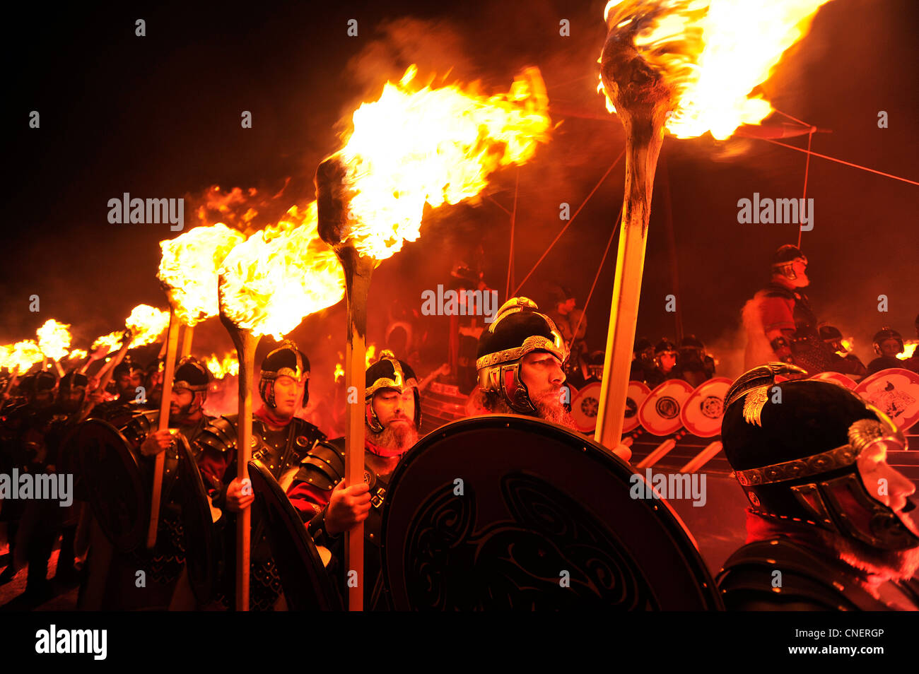 Fino Helly festival di Aa in Lewrwick, Isole Shetland. Fino a duemila uomini prendono parte al Viking Festival di fuoco. Foto Stock