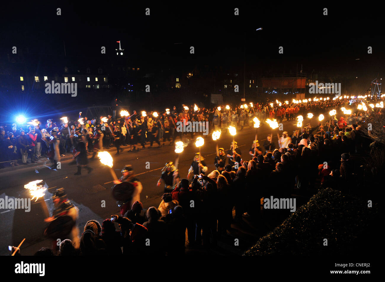 Fino Helly festival di Aa in Lewrwick, Isole Shetland. Fino a duemila uomini prendono parte al Viking Festival di fuoco. Foto Stock