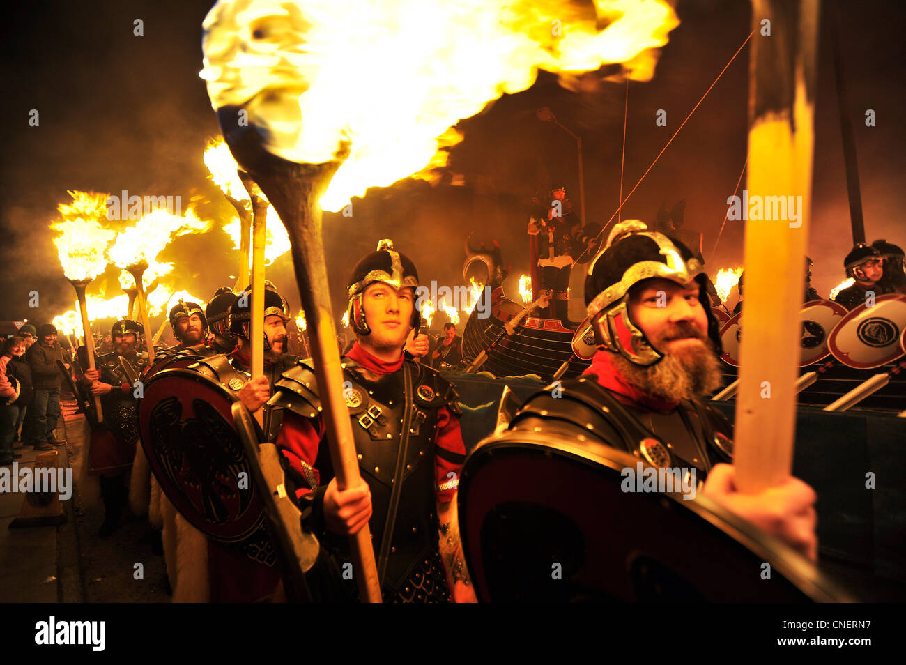 Fino Helly festival di Aa in Lewrwick, Isole Shetland. Fino a duemila uomini prendono parte al Viking Festival di fuoco. Foto Stock