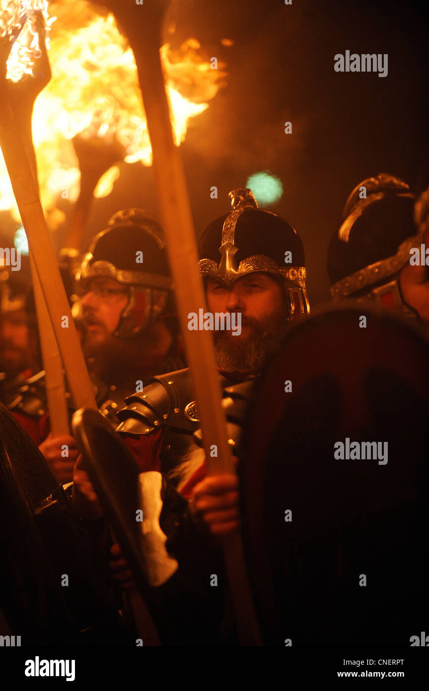 Fino Helly festival di Aa in Lewrwick, Isole Shetland. Fino a duemila uomini prendono parte al Viking Festival di fuoco. Foto Stock