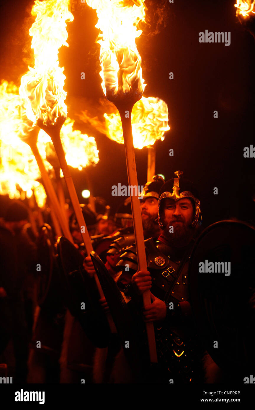 Fino Helly festival di Aa in Lewrwick, Isole Shetland. Fino a duemila uomini prendono parte al Viking Festival di fuoco. Foto Stock