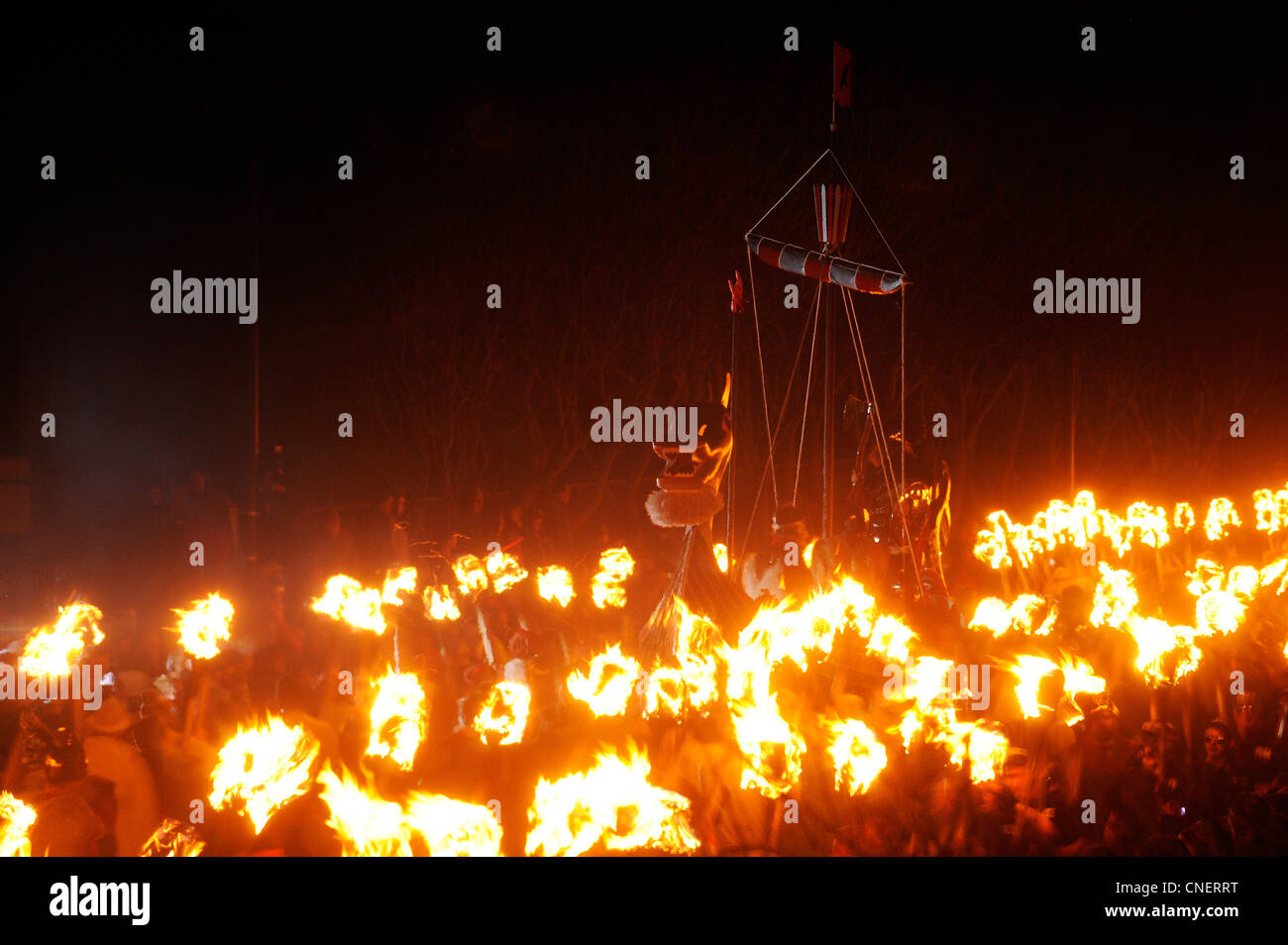 Fino Helly festival di Aa in Lewrwick, Isole Shetland. Fino a duemila uomini prendono parte al Viking Festival di fuoco. Foto Stock