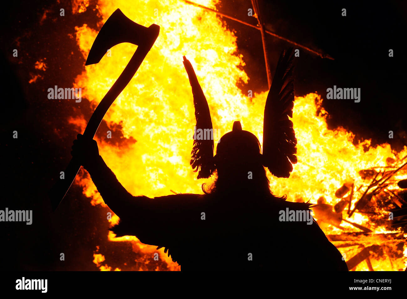 Fino Helly festival di Aa in Lewrwick, Isole Shetland. Fino a duemila uomini prendono parte al Viking Festival di fuoco. Foto Stock