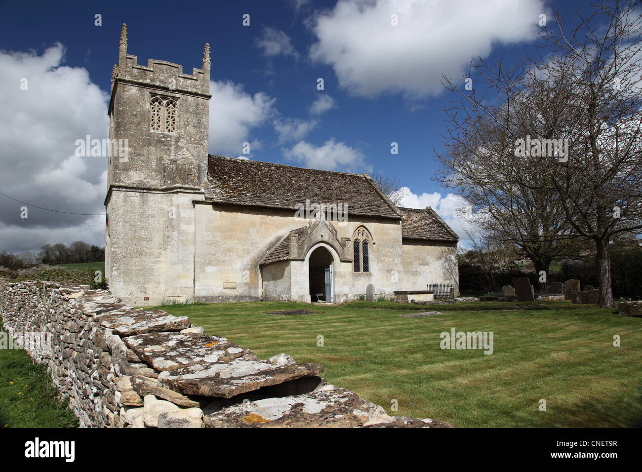 Villaggio Chiesa di San Nicola, Slaughterford, Wiltshire, Inghilterra, Regno Unito Foto Stock