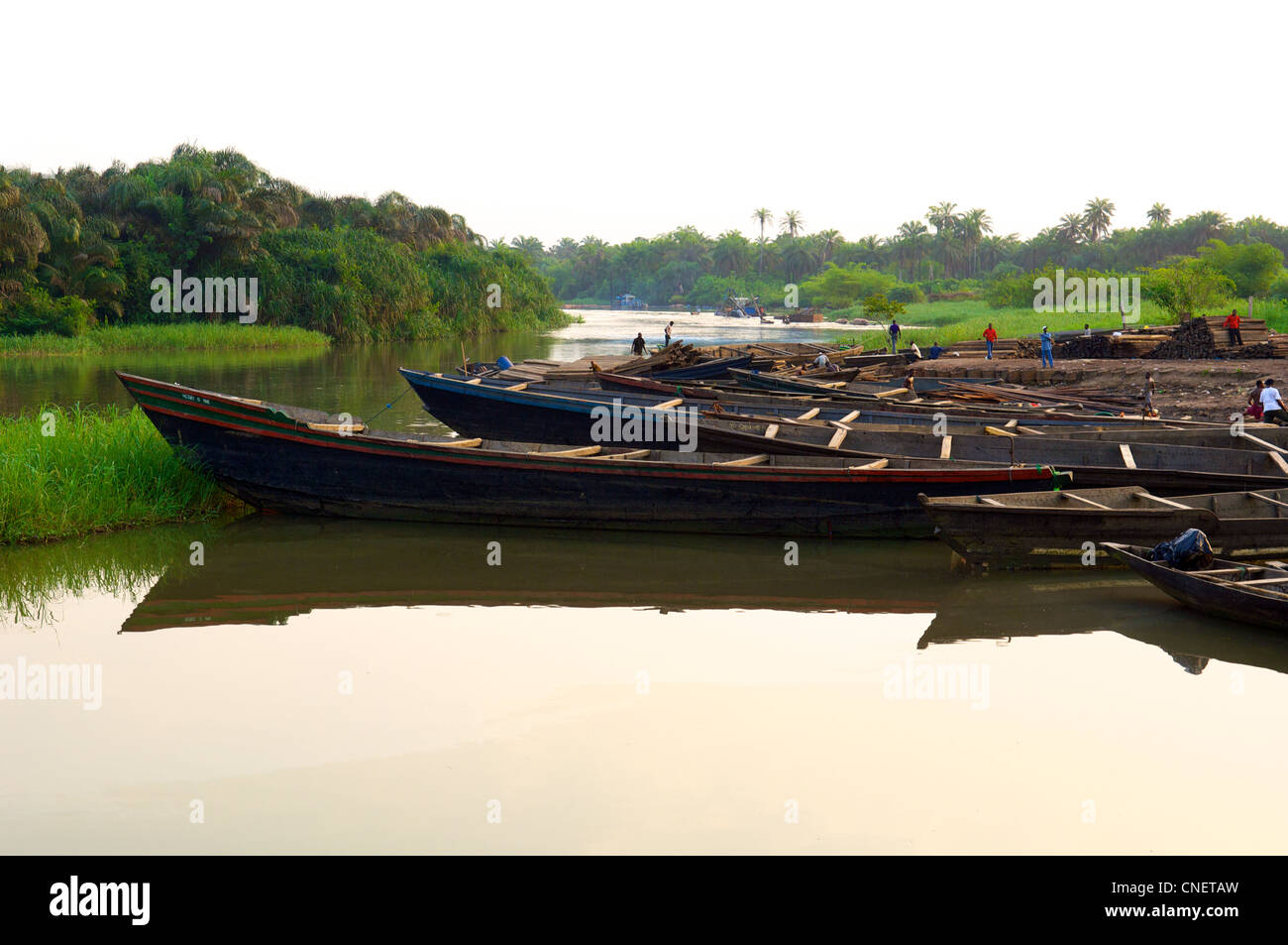 Barche sul fiume Duem nel ricco di petrolio del Delta del Niger in Nigeria Foto Stock