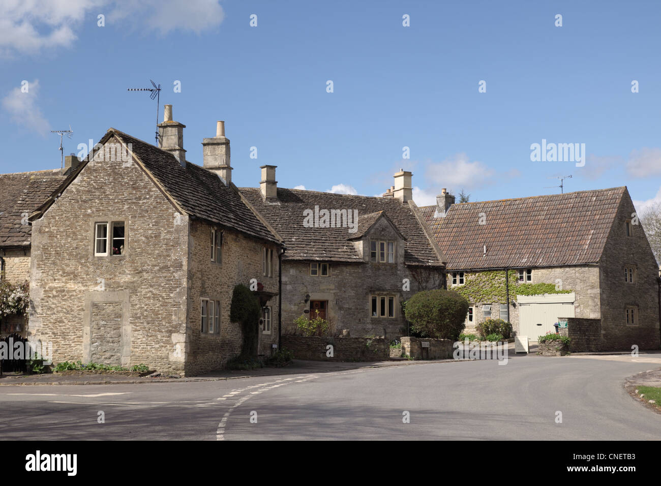 Case in pietra nel villaggio di Biddestone, Wiltshire, Inghilterra, Regno Unito Foto Stock