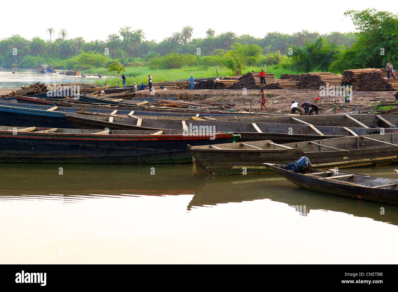 Barche sul fiume Duem nel ricco di petrolio del Delta del Niger in Nigeria Foto Stock