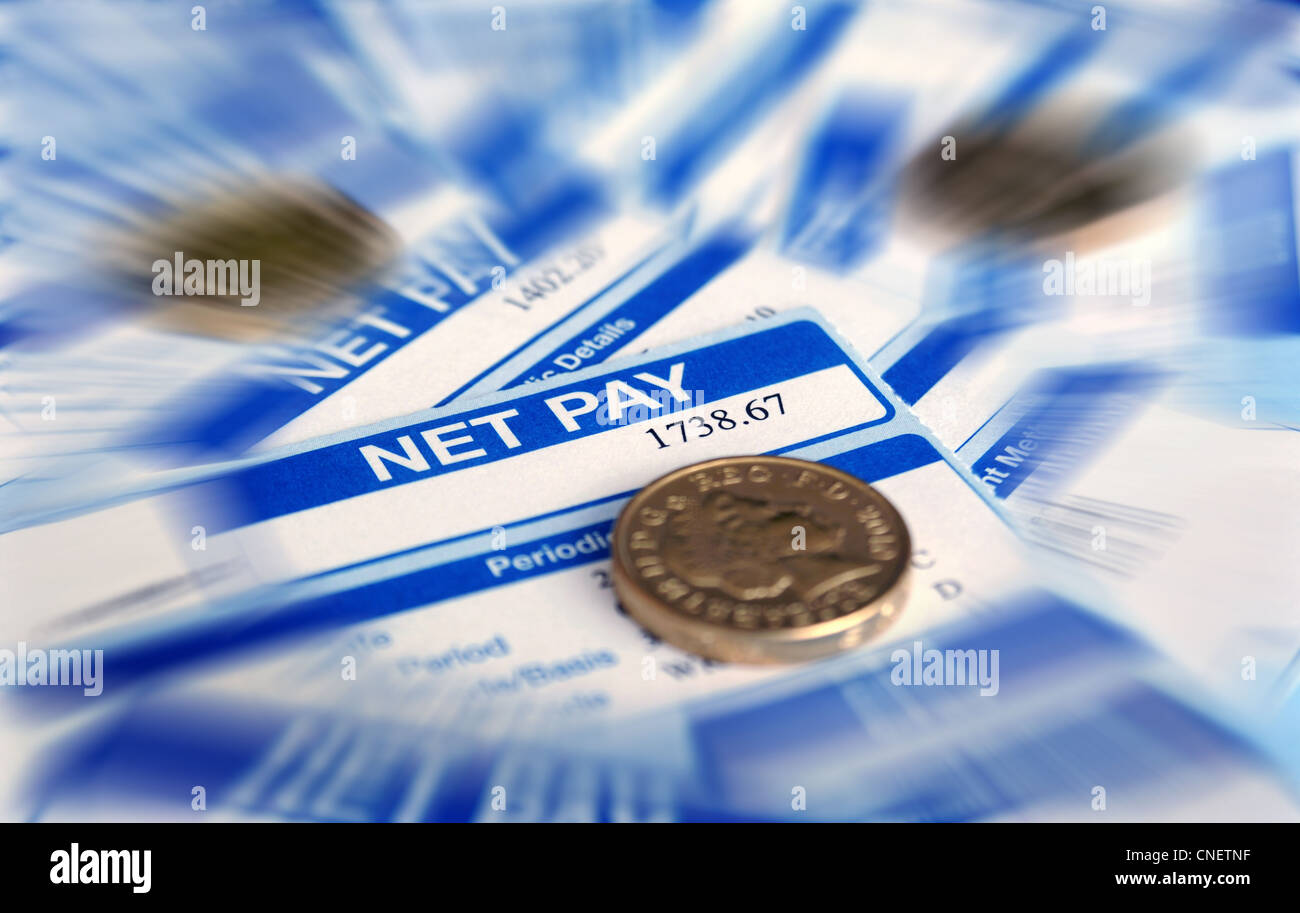 BRITISH NET fogli paga con una libbra di monete RE redditi salariali budget familiare casa acquirenti UN RIALZO DEI PREZZI DEL MERCATO DELLA CASA ETC contanti UK Foto Stock