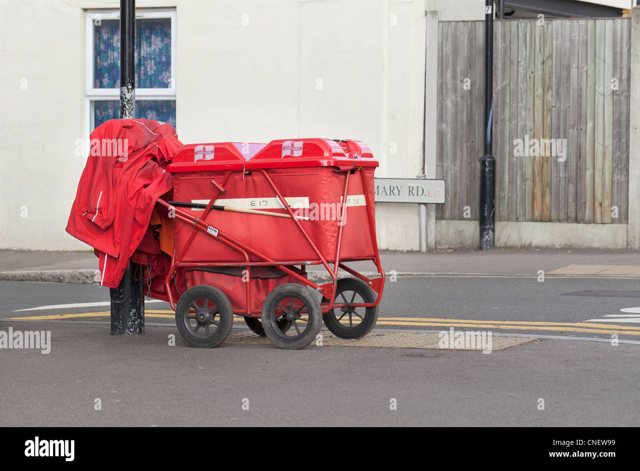 Portalettere carrello rosso, London, Regno Unito Foto Stock