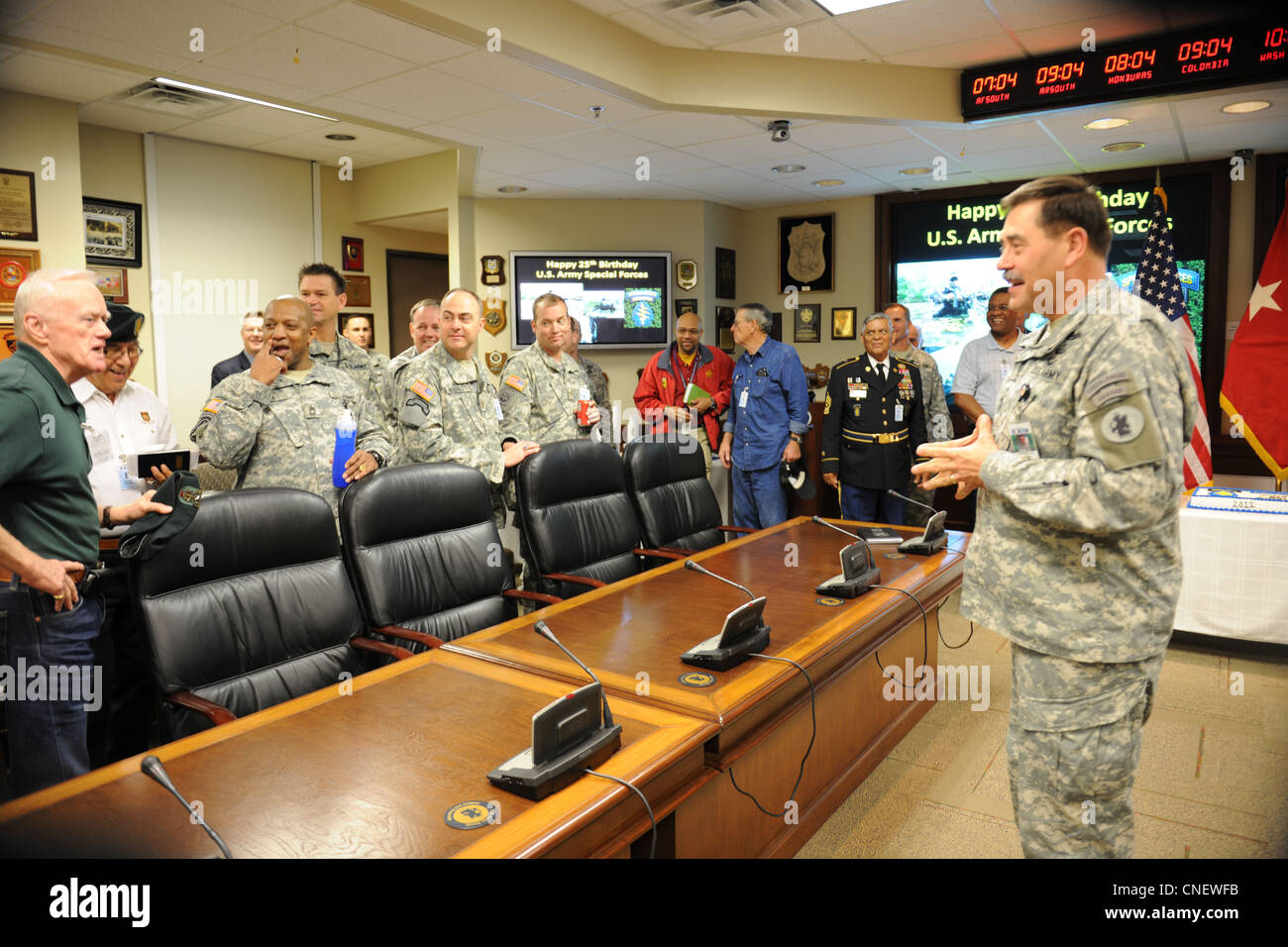 Il comandante generale dell'Esercito Sud degli Stati Uniti, sede e sede generale Battaglione, Gen. Simeon G. Trombitas, ha ospitato la 25 ° annuale forze speciali comando celebrazione del compleanno, qui, aprile 13. Forze speciali soldati, sia in servizio che in pensione, da tutta l'installazione erano presenti per la celebrazione. Foto Stock