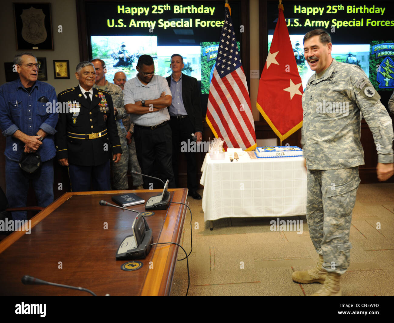 Il comandante generale dell'Esercito Sud degli Stati Uniti, sede e sede generale Battaglione, Gen. Simeon G. Trombitas, ha ospitato la 25 ° annuale forze speciali comando celebrazione del compleanno, qui, aprile 13. Forze speciali soldati, sia in servizio che in pensione, da tutta l'installazione erano presenti per la celebrazione. Foto Stock