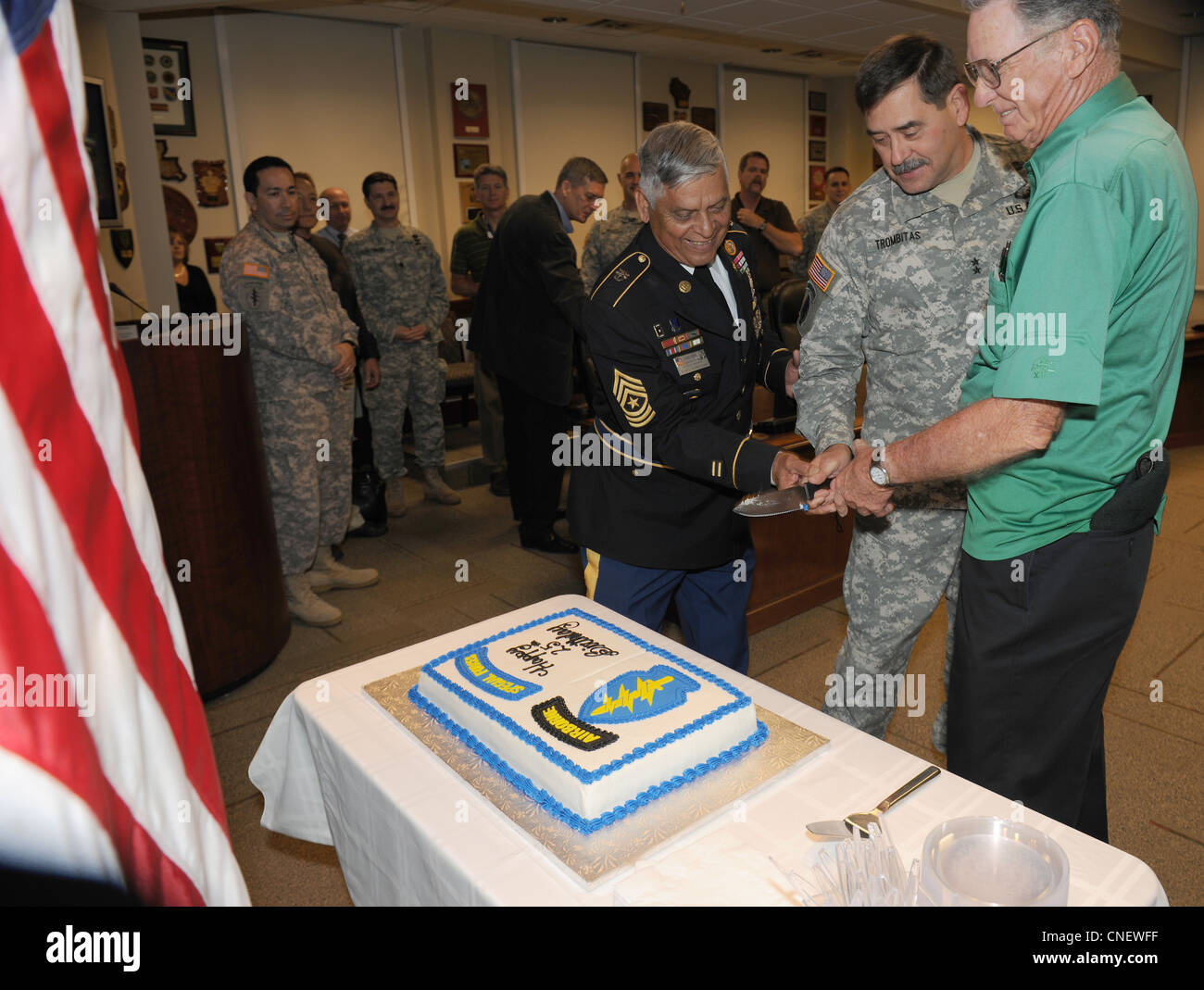 Il comandante generale dell'Esercito Sud degli Stati Uniti, sede e sede generale Battaglione, Gen. Simeon G. Trombitas, ha ospitato la 25 ° annuale forze speciali comando celebrazione del compleanno, qui, aprile 13. Forze speciali soldati, sia in servizio che in pensione, da tutta l'installazione erano presenti per la celebrazione. Foto Stock