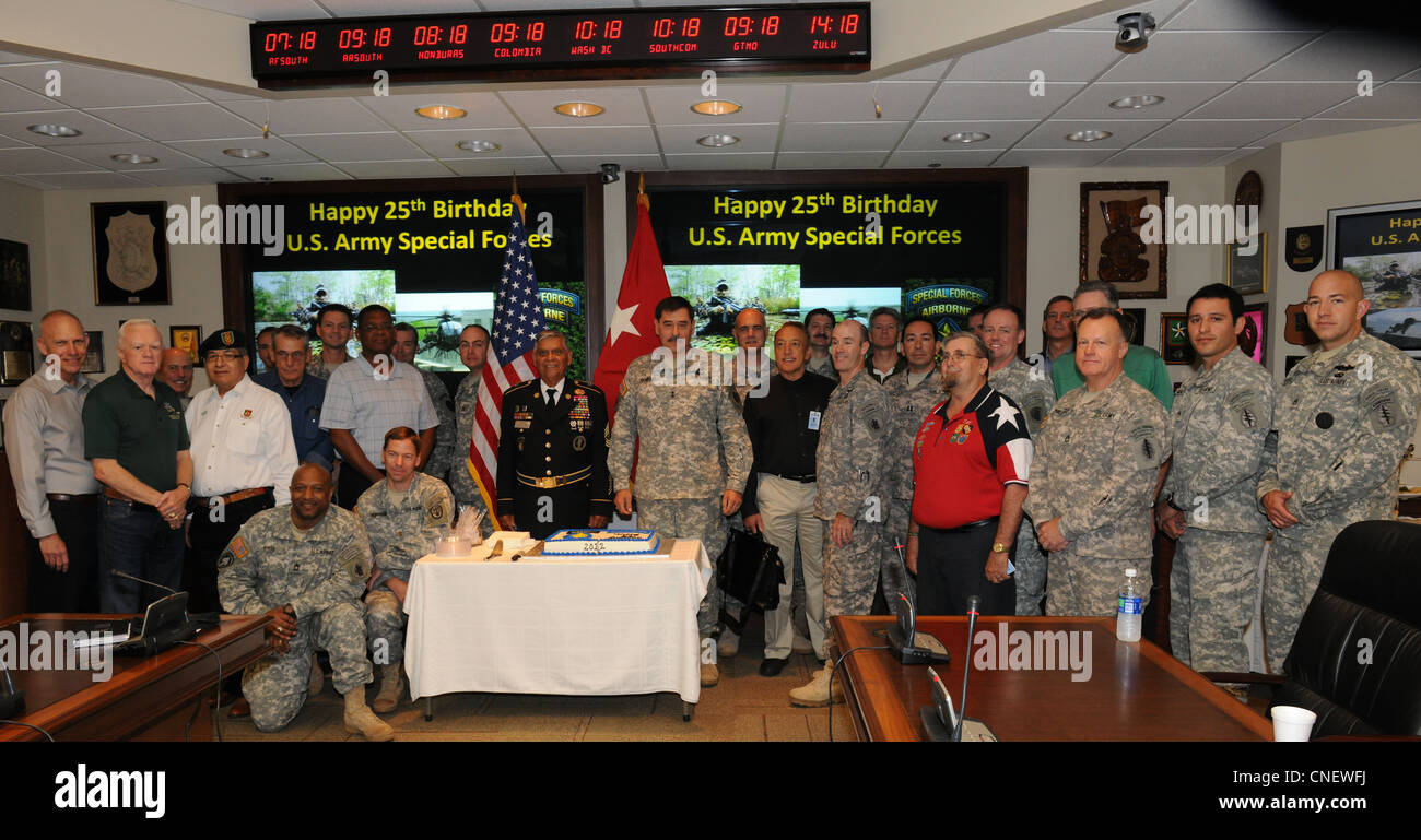 Il comandante generale dell'Esercito Sud degli Stati Uniti, sede e sede generale Battaglione, Gen. Simeon G. Trombitas, ha ospitato la 25 ° annuale forze speciali comando celebrazione del compleanno, qui, aprile 13. Forze speciali soldati, sia in servizio che in pensione, da tutta l'installazione erano presenti per la celebrazione. Foto Stock