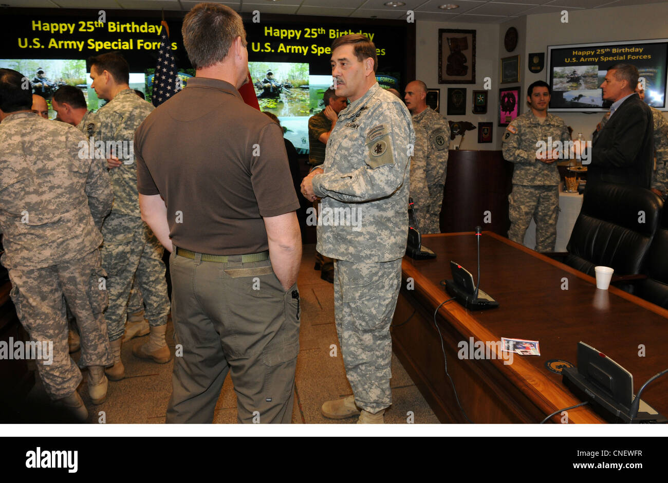 Il comandante generale dell'Esercito Sud degli Stati Uniti, sede e sede generale Battaglione, Gen. Simeon G. Trombitas, ha ospitato la 25 ° annuale forze speciali comando celebrazione del compleanno, qui, aprile 13. Forze speciali soldati, sia in servizio che in pensione, da tutta l'installazione erano presenti per la celebrazione. Foto Stock
