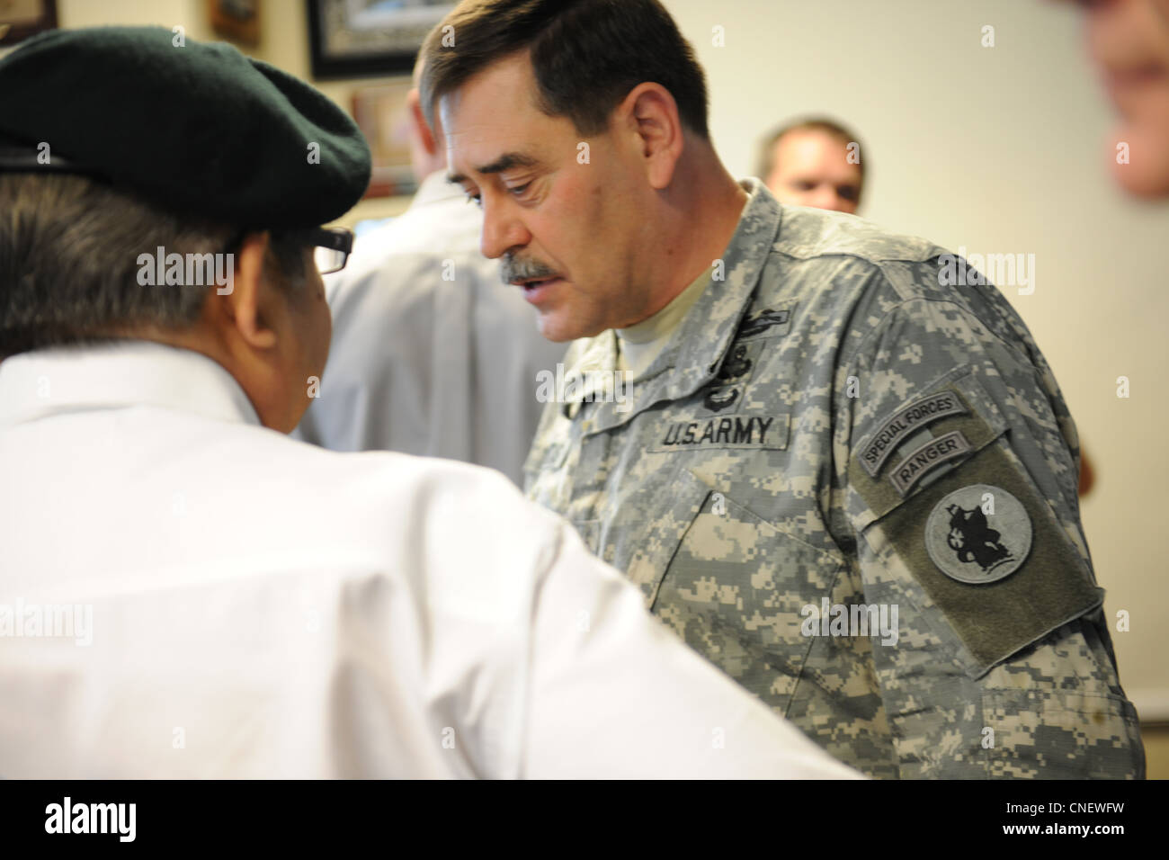 Il comandante generale dell'Esercito Sud degli Stati Uniti, sede e sede generale Battaglione, Gen. Simeon G. Trombitas, ha ospitato la 25 ° annuale forze speciali comando celebrazione del compleanno, qui, aprile 13. Forze speciali soldati, sia in servizio che in pensione, da tutta l'installazione erano presenti per la celebrazione. Foto Stock