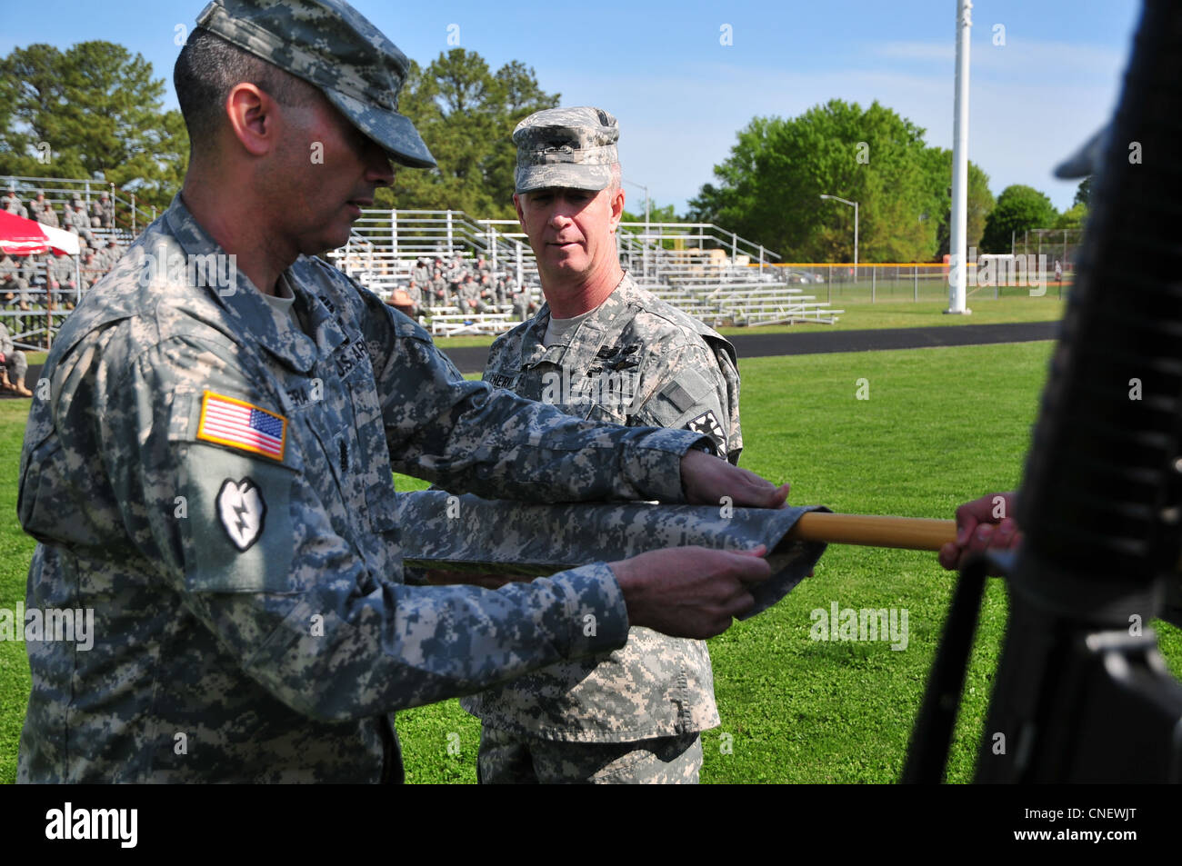 Il colonnello Stephen Cherry, il 7° comandante della brigata di sostegno (provvisorio), conteggia i colori provvisori durante una cerimonia di trasferimento dell'autorità a Fort Eustisâ€™ Murphy Field Apr 13. Cherry, il comandante in partenza, assumerà nuovi ruoli e responsabilità presso il Centro di eccellenza per il sostegno delle armi combinato di Fort Lee, Virginia Foto Stock