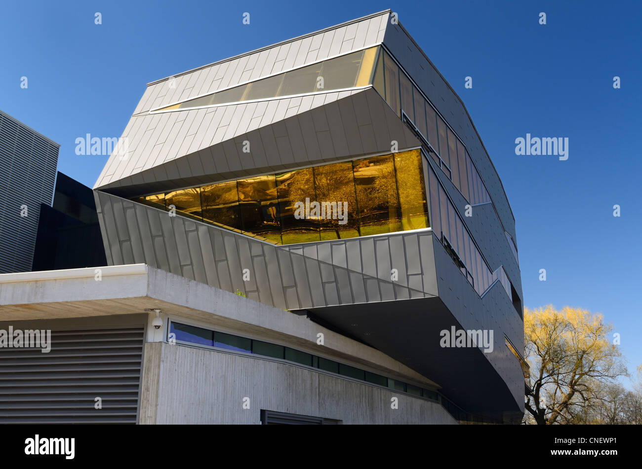 Architettura futuristica del Perimeter Institute di fisica teorica ricerca edificio che riflette la storica waterloo stazione centrale ferroviaria in primavera Foto Stock