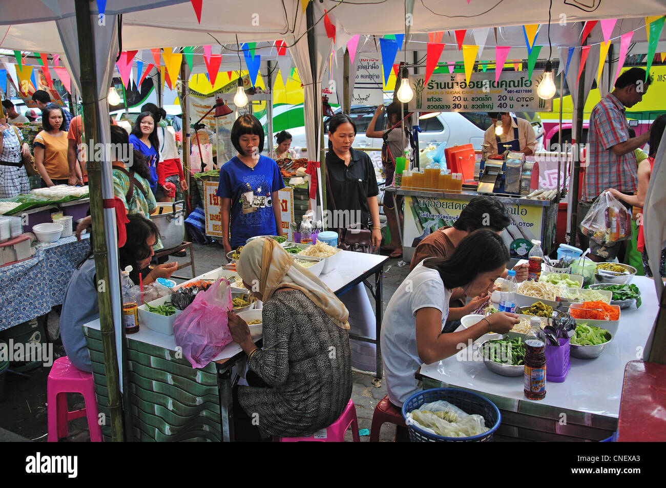 Street ristoranti a New Phetchaburi Road, Ratchathewi District, Bangkok, Thailandia Foto Stock