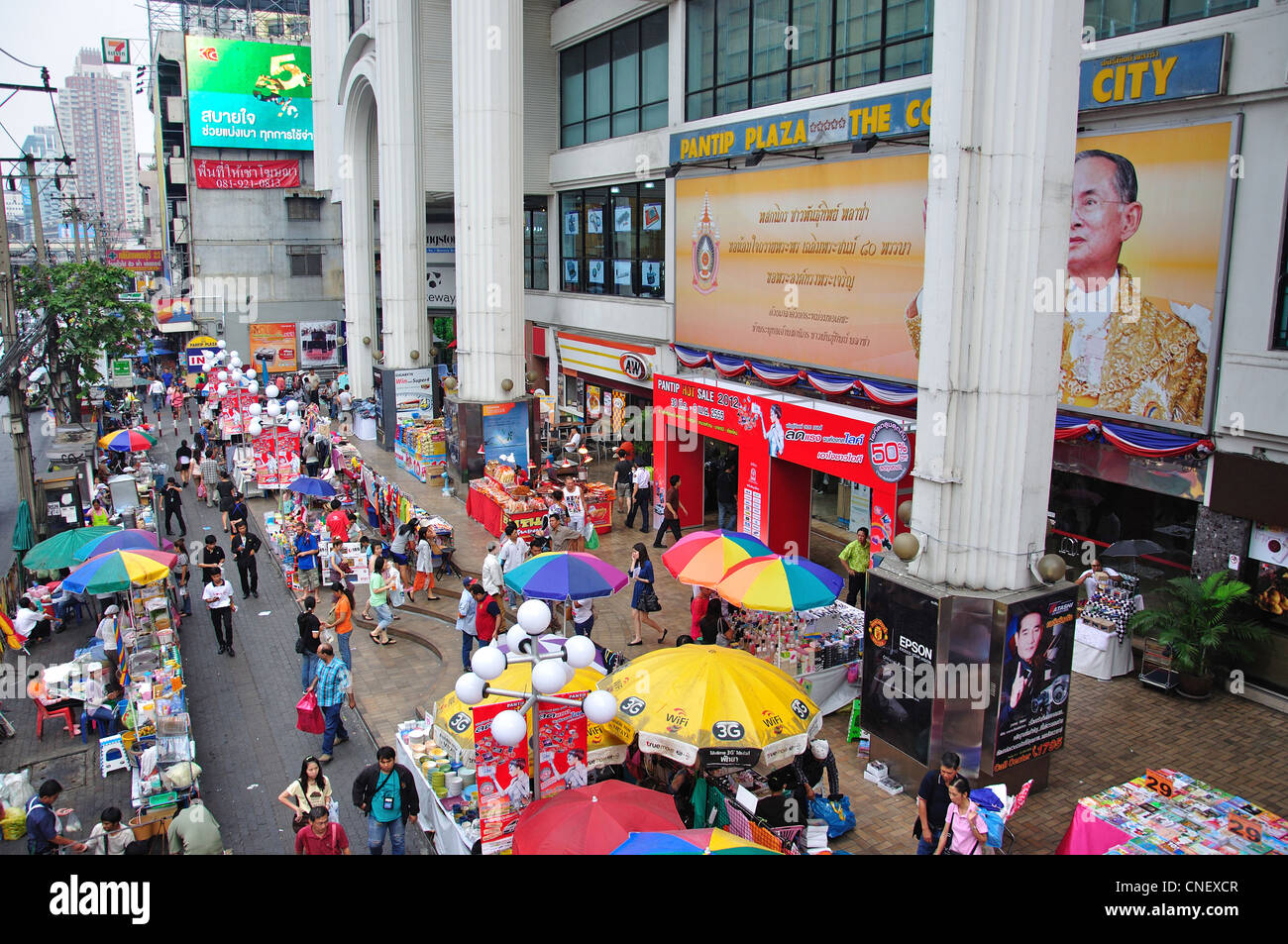 Strada del mercato al di fuori di elettronica Pantip Plaza, New Phetchaburi Road, Ratchathewi District, Bangkok, Thailandia Foto Stock