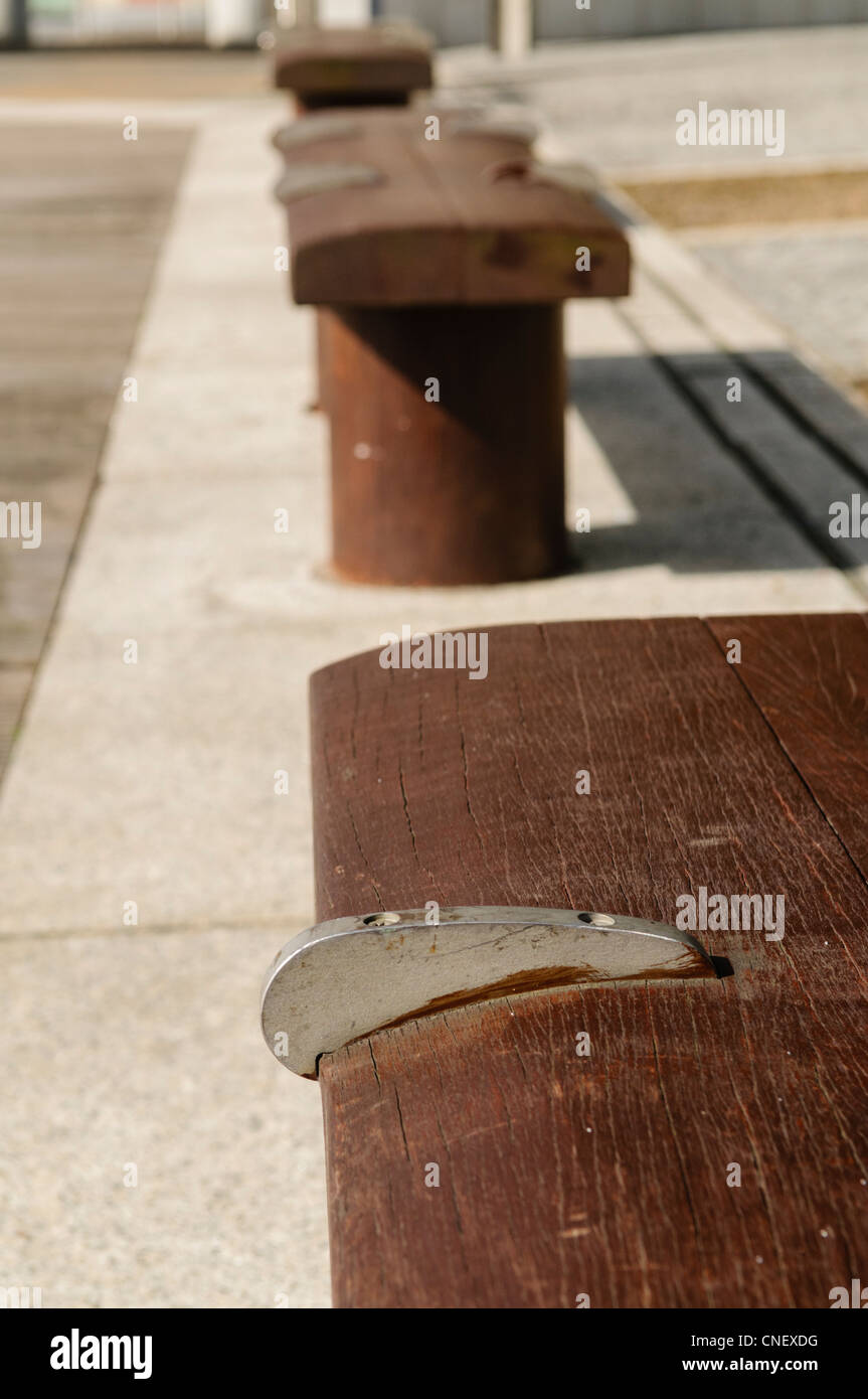 Anti-skateboard a dispositivi installati su panche di legno Foto Stock