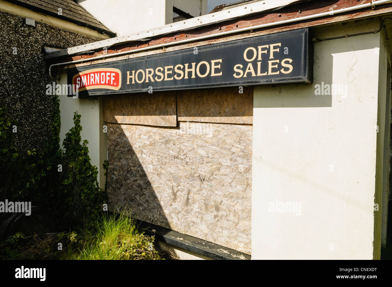 Chiuso il pub rurale e licenza off Foto Stock