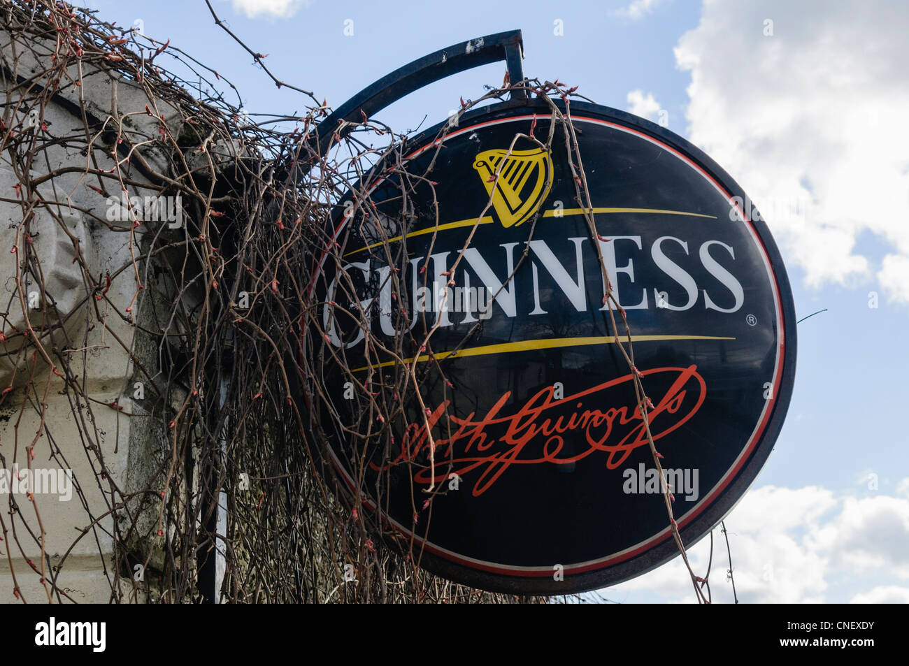 Guinness segno a una chiusura pub rurale e licenza off Foto Stock