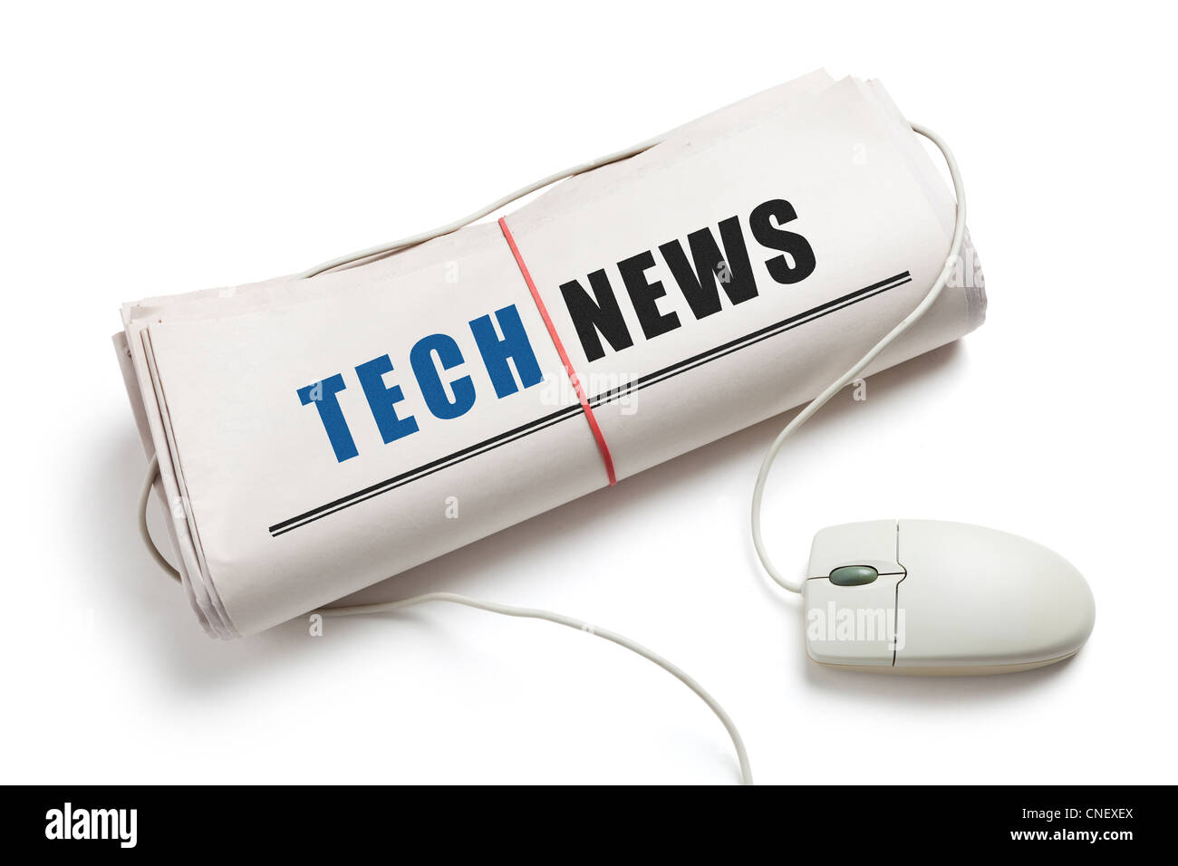 Tech News, il mouse del computer e giornale di rotolo con sfondo bianco Foto Stock