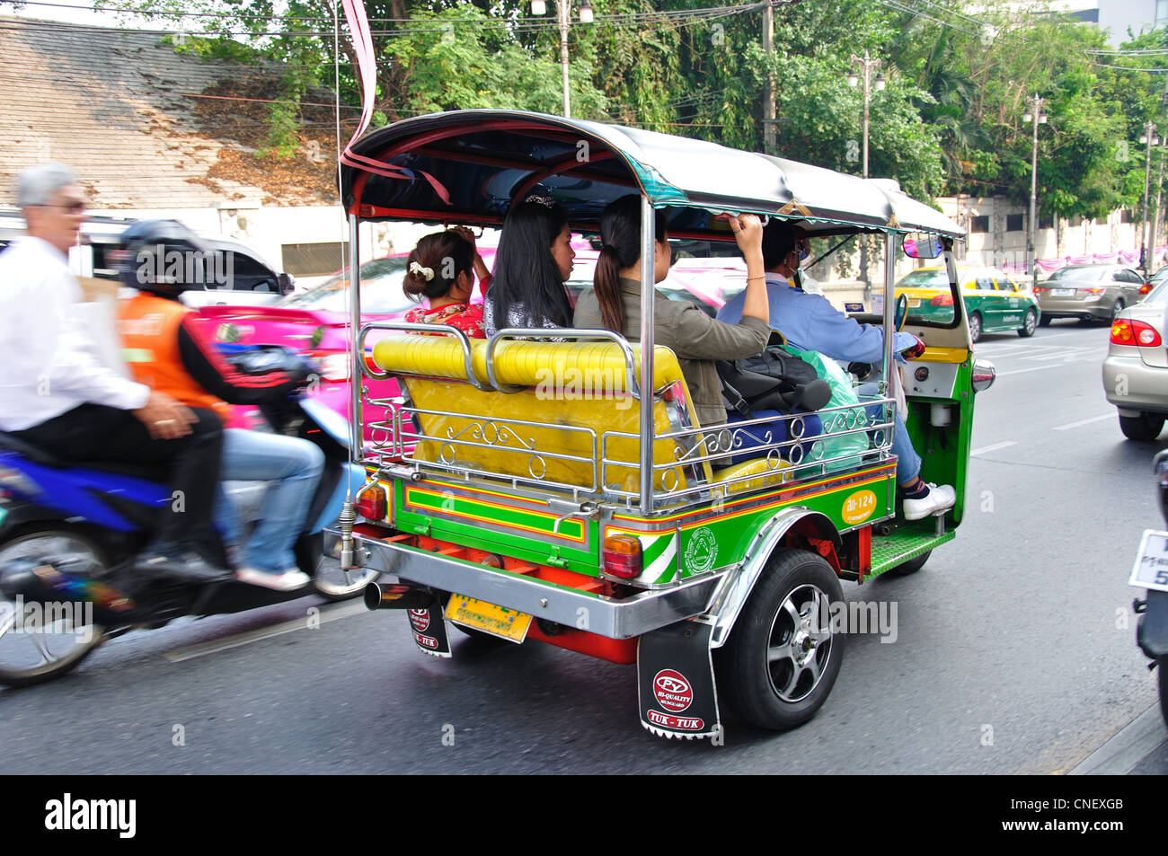 Tuk-tuk taxi diving in traffico, Samphanthawong District, Bangkok, Thailandia Foto Stock