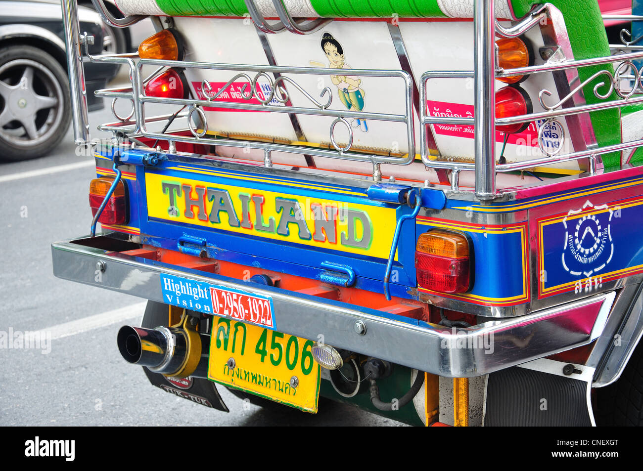 Dettagli in tuk-tuk taxi diving in traffico, Samphanthawong District, Bangkok, Thailandia Foto Stock