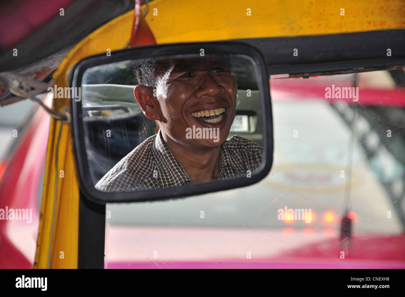 Sorridente tuk-tuk driver, Samphanthawong District, Bangkok, Thailandia Foto Stock