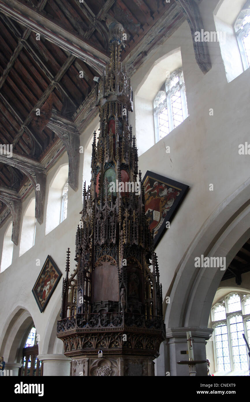 Il XV secolo il coperchio di font nella chiesa di Ufford, Suffolk. Riccamente scolpita e dipinta, è alta sei metri. Foto Stock