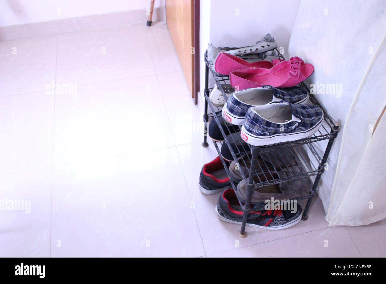 Compact scarpa rack in una tipica camera piccola Foto Stock