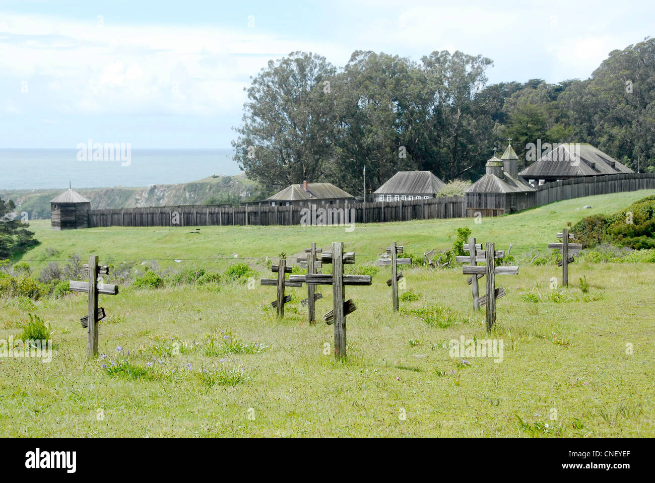 Cimitero di coloni russi a Fort Ross, Sonoma County, California, Stati Uniti d'America. Fort Ross in background. Foto Stock