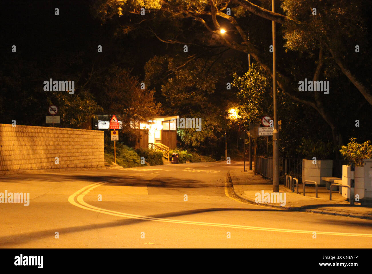 Una curva in nuovi territori di Hong Kong Strada Nazionale di notte Foto Stock