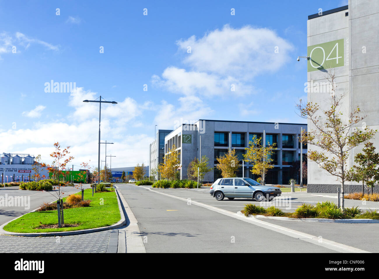 Strada urbana in scena con la costruzione di edifici commerciali. Lincoln Road, Christchurch, Nuova Zelanda. Foto Stock