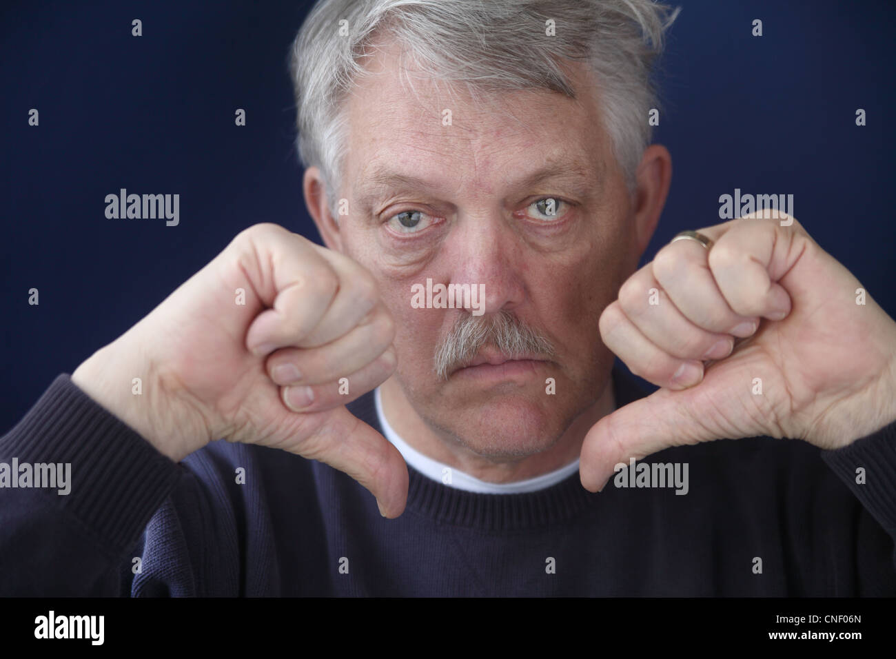 Senior mostrante reazione negativa Foto Stock